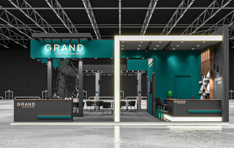 غرفه‌آرایی نمایشگاه‌ تهران در شرکت GRAND با استفاده از نور و تم رنگی طوسی و سبز و میز و صندلی مشکی