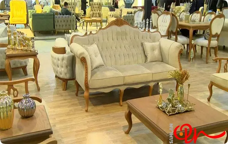 یک غرفه از نمایشگاه مبل با مبل‌های چستر و جذاب