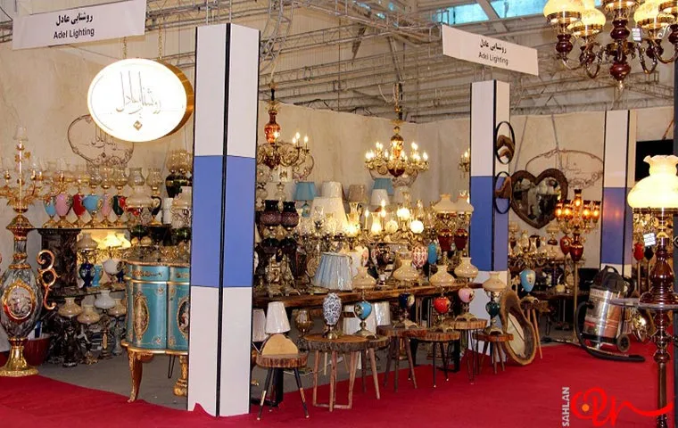 محصولات متنوع نمایشگاه لوستر در یک غرفه نمایشگاهی
