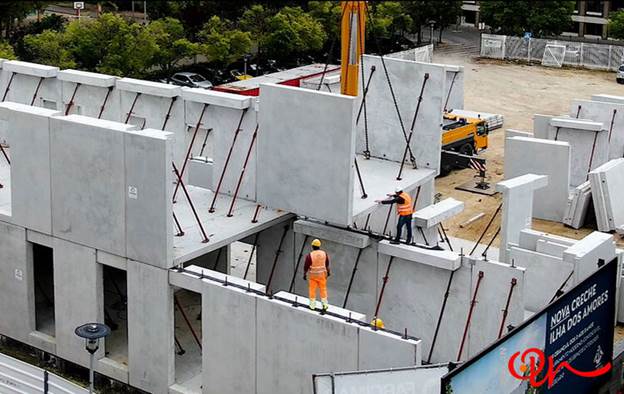 مهندسین در حال ساخت سوله بتنی با استفاده از متریال‌های فلزی 