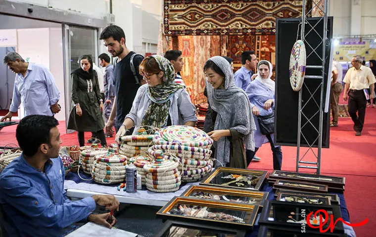 غرفه صنایع دستی و دو بازدیدکننده خانم خارجی در تهران 