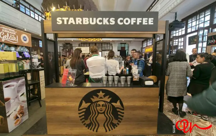 یک غرفه در نمایشگاه قهوه استانبول با نوشته starbucks coffee