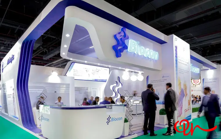 غرفه نمایشگاهی تبریز با رنگ سفید و آبی پررنگ برای برند Biocon