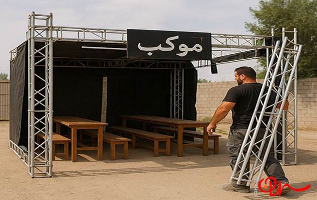 فردی در حال جابه جایی اسپیس‌ها برای ساخت موکب