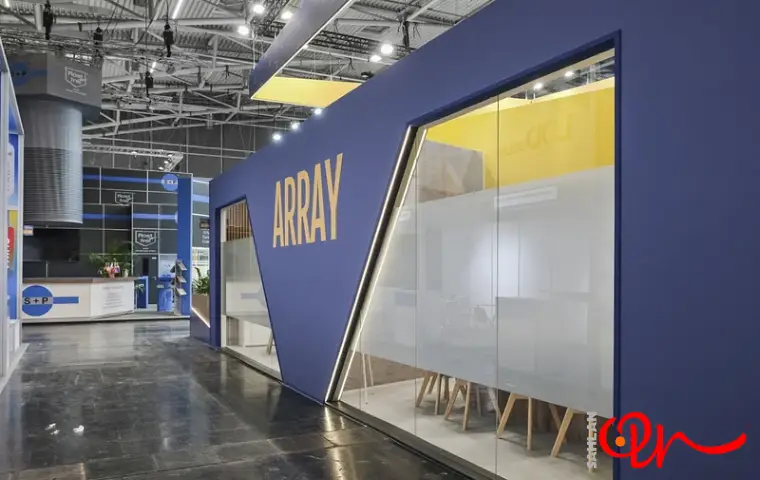غرفه نمایشگاهی تبریز با تم رنگی سرمه‌ای و در شیشه‌ای برای برند ARRAY