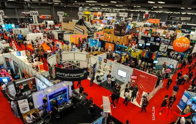 نمایشگاه صنعت ساختمان با کف پوش رنگ قرمز و جمعیت بالا