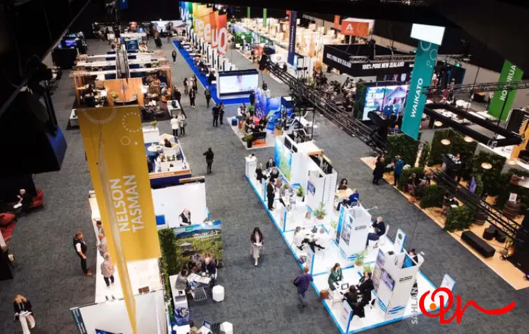 نمایشگاه صنعت ساختمان با کف طوسی و تعداد زیادی غرفه