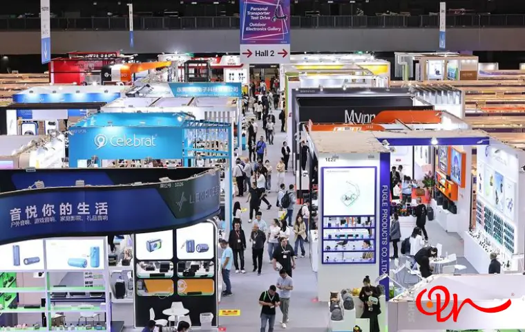 نمایشگاه صنعت ساختمان با رنگهای خنثی و جمعیت بالا