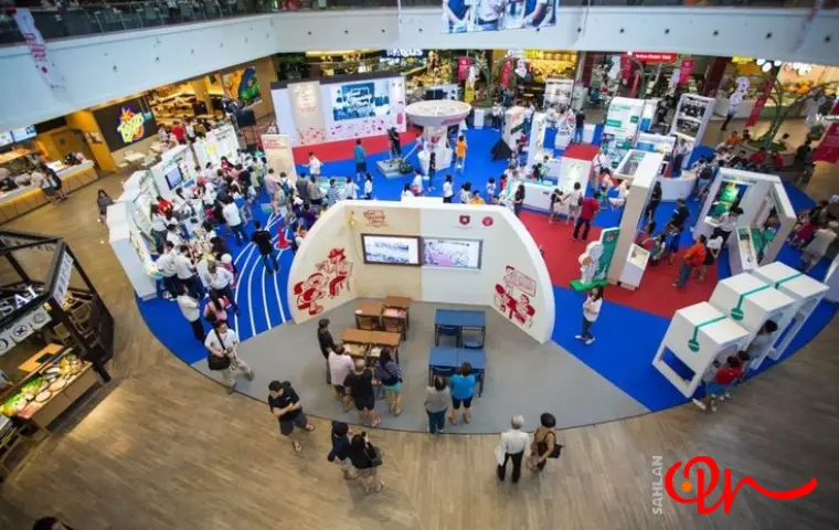 نمایشگاه صنعت ساختمان با زمین آبی و قرمز