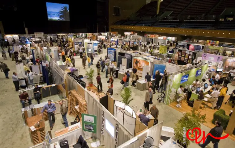 نمایشگاه صنعت ساختمان با رنگهای کرم و قهوهای و وجود افراد زیاد
