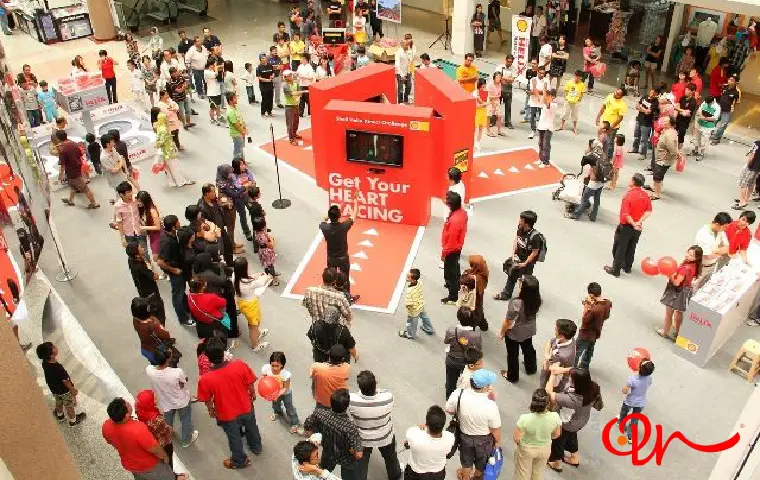 نمایشگاه صنعت ساختمان با یک غرقه به رنگ قرمز در وسط