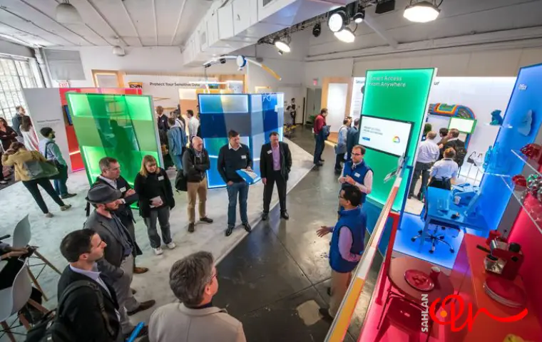 چند فرد درحال گفت و گو در نمایشگاه صنعت ساختمان