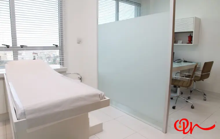 پارتیشن مطب به رنگ سفید در بیمارستان