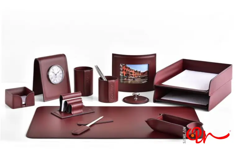 ست رومیزی اداری به رنگ زرشکی با جزئیات و امکانات زیاد 