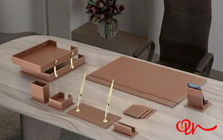 ست رومیزی اداری به رنگ کرمی قرار گرفته روی میز اداره