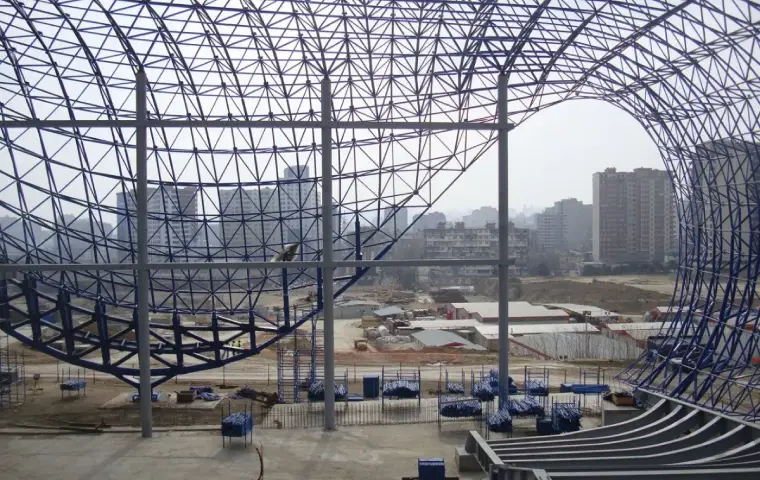 یک اسپیس فریم یزد به حالت قوس دار