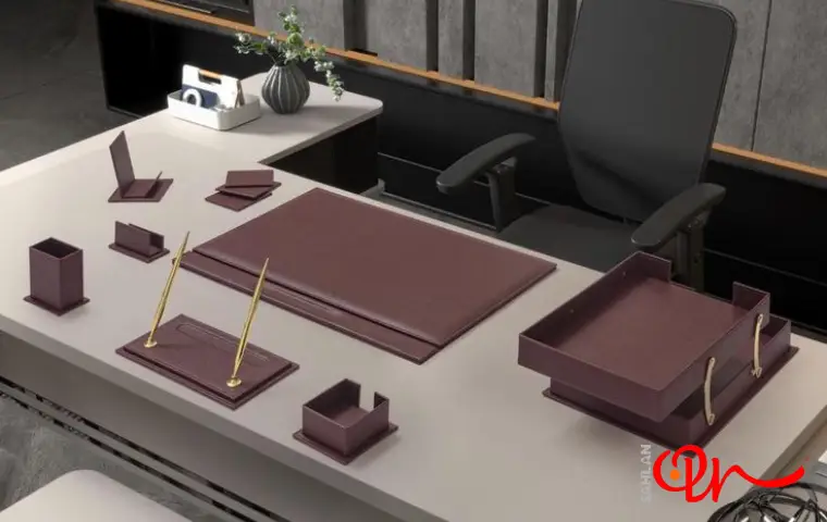ست رومیزی اداری به رنگ قهوه‌ای روی میز اداره