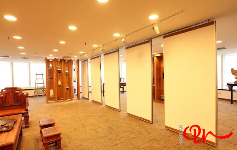 پارتیشنهای اداری ریلی در محیطی روشن و چراغانی