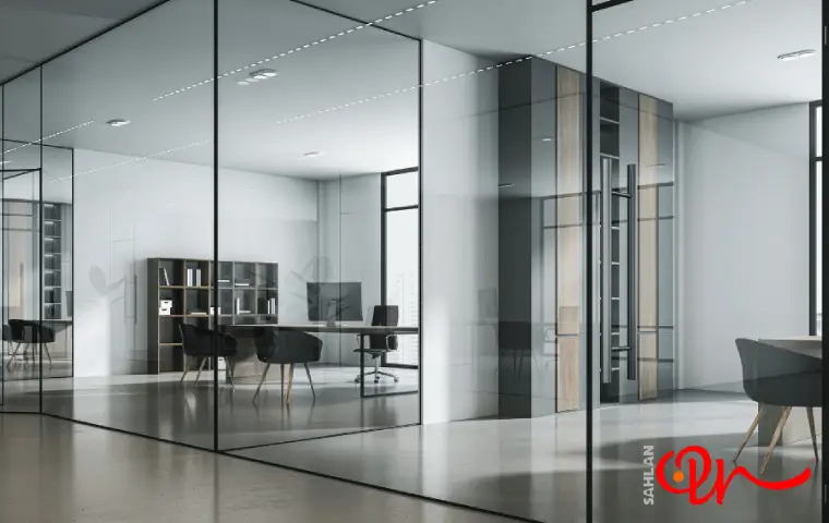 پارتیشن شیشه‌ای مشهد با قاب فلزی مشکی و مبلمان مشکی