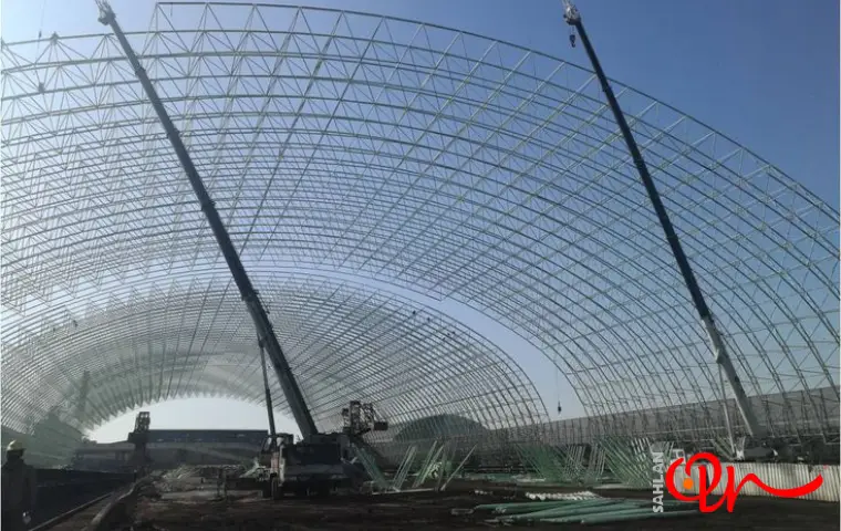 نمونهای از اسپیس فریم یزد و ماشینهایی که در حال کار هستند