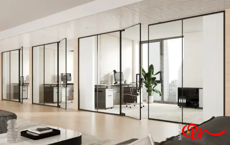 پارتیشن شیشه‌ای مشهد با قاب مشکی در یک محیط اداری