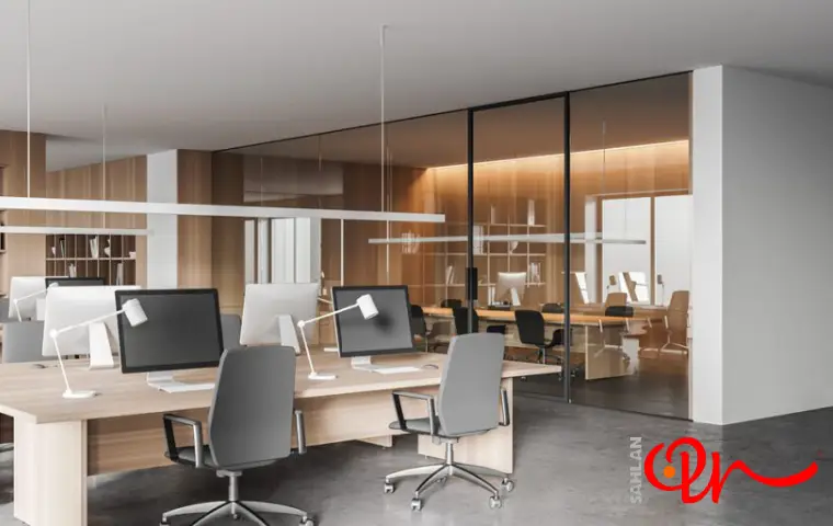 یک محیط اداری منظم همراه با پارتیشنهای شیشهای