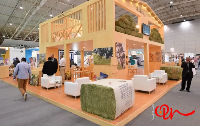 غرفه ای جذاب با مبلمان سفید در وسط نمایشگاه کشاورزی