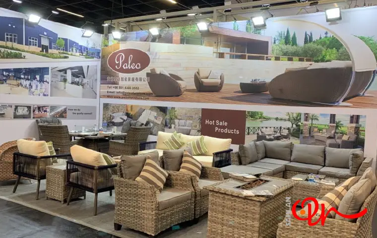 مبلمان چیده‌شده به رنگ‌های خاکستری و نخودی در غرفه نمایشگاه مبل