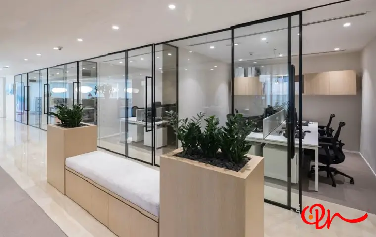 ترکیب پارتیشن آلومینیومی با شیشه با پایههای مشکی و شیشه شفاف