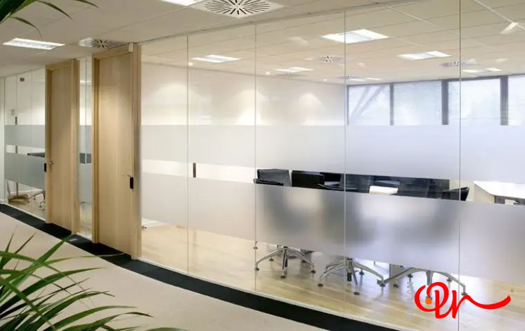 پارتیشن فریم لس در اتاق جلسه با ترکیب شیشه مات و شفاف