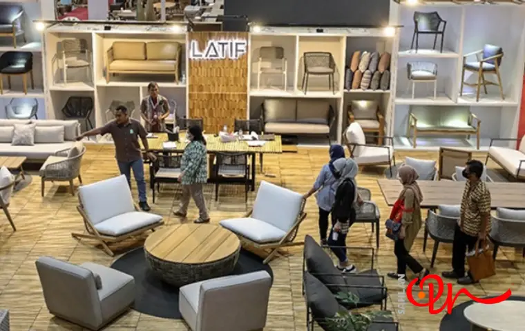 عده‌ای در حال بازدید از غرفه نمایشگاه مبلمان