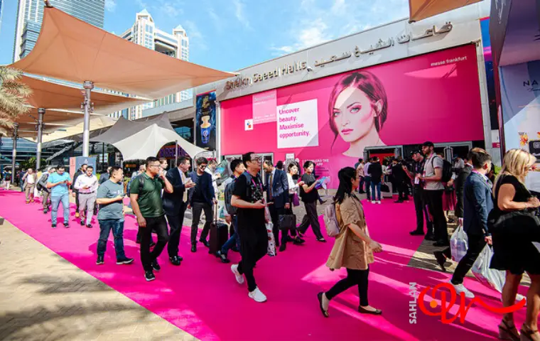محوطه نمایشگاه بیوتی دبی و حضور تعداد زیادی از مردم
