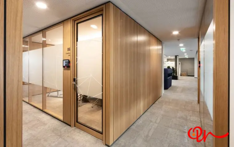 طراحی محیط اداری کوچک با استفاده از چوب و شیشه