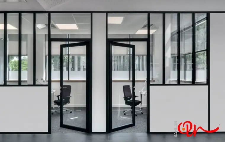 پارتیشن فریمدار به رنگ مشکی برای جدا کردن دو اتاق از هم