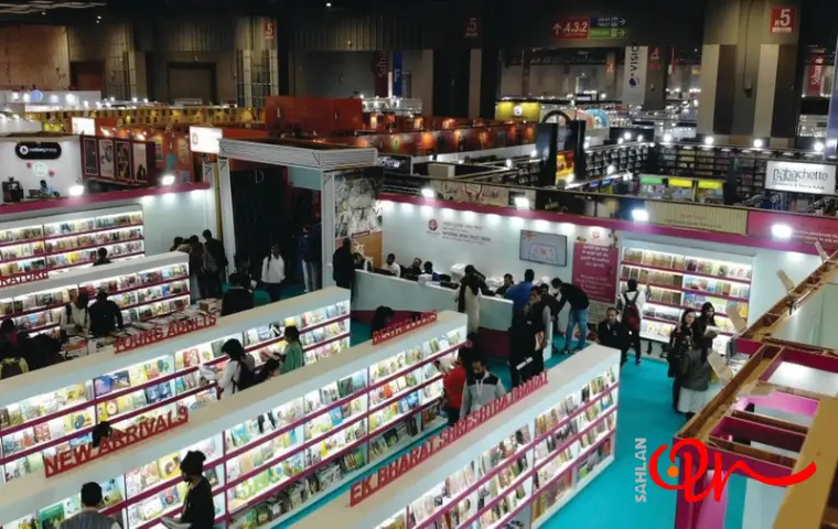 غرفههای کتاب به صورت منظم و ردیفی در کنار یکدیگر در نمایشگاه