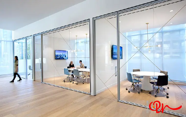 ترکیب پارتیشن آلومینیومی با شیشههای قدی در محل کار