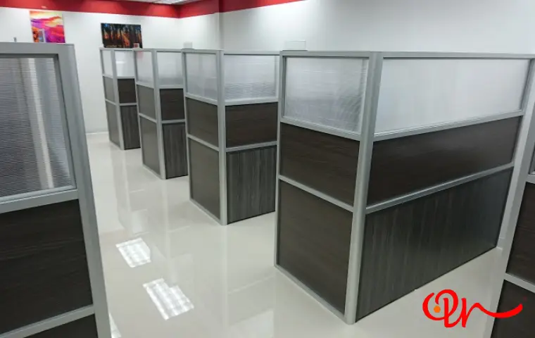 نصب پارتیشنهای اداری با دیوارههای مشکی