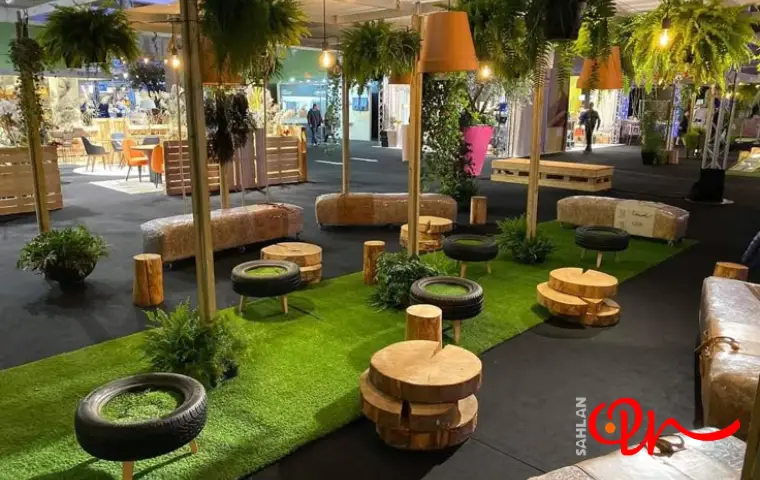 غرفه ای زیبا با کفپوش سبز در نمایشگاه کشاورزی شیراز