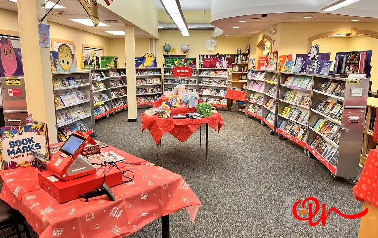 غرفهای مرتب و منظم با قفسههای کتاب کودک