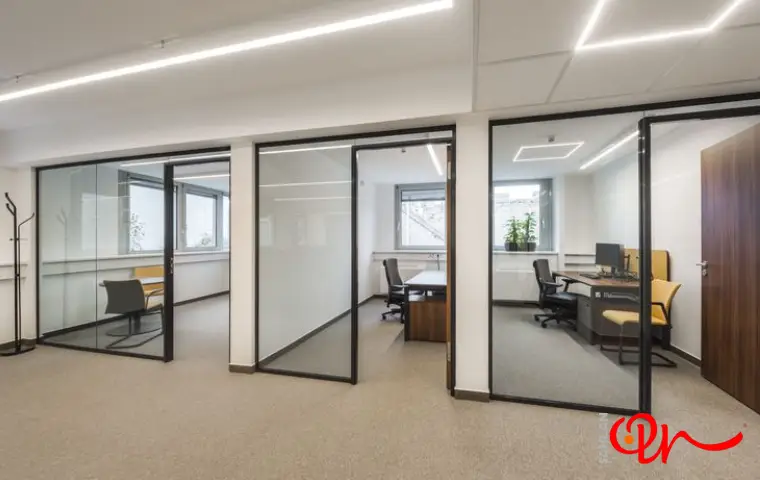 طراحی محیط اداری کوچک با پارتیشنهای شیشهای