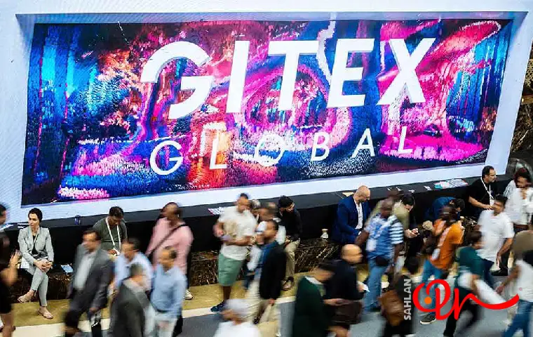 افراد در حال رفت و آمد و برند نمایشگاه جیتکس در بالای سر آنها