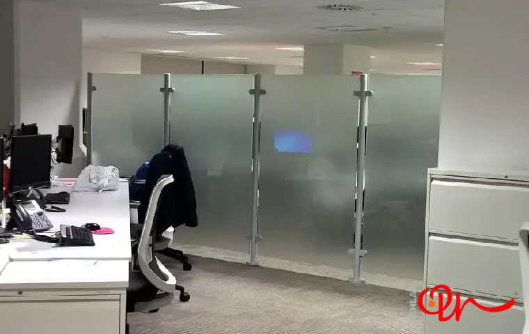 پاراوان اداری شیشهای مات