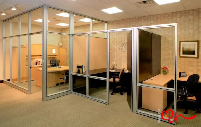 ترکیب پارتیشن آلومینیومی با شیشه در محل کار