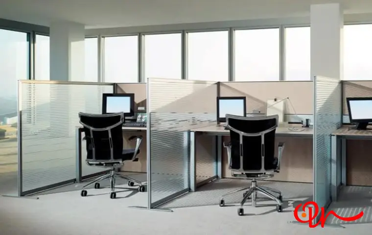 نصب پارتیشن های کوتاه بین محل کار هر کدام از کارمندان