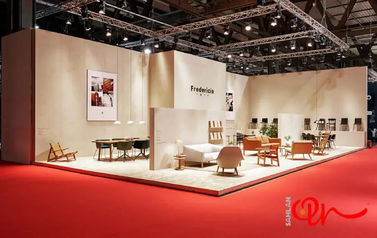 غرفه ای شیک و ساده در نمایشگاه مبلمان با کفی قرمز رنگ