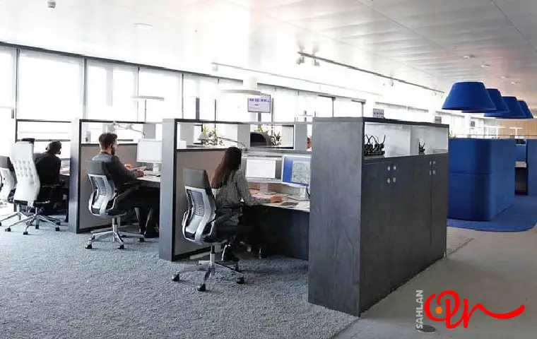 پارتیشنهایی با رنگ دودی متناسب با دکوراسیون فضای اداری