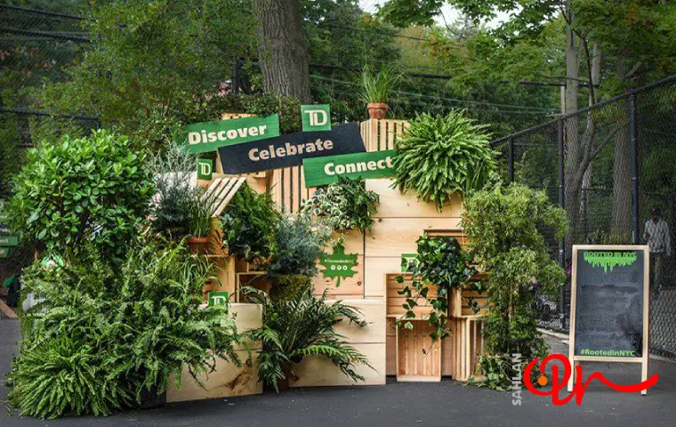 غرفه ای شلوغ و تزئینشده با گل و گیاه