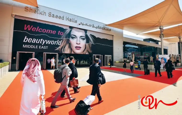 محیط بیرون نمایشگاه بیوتی دبی و افرادی که در حال ورود به این مکان هستند