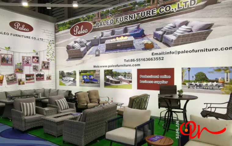 مبلمان چیده شده سفید و خاکستری در یک غرفه نمایشگاهی