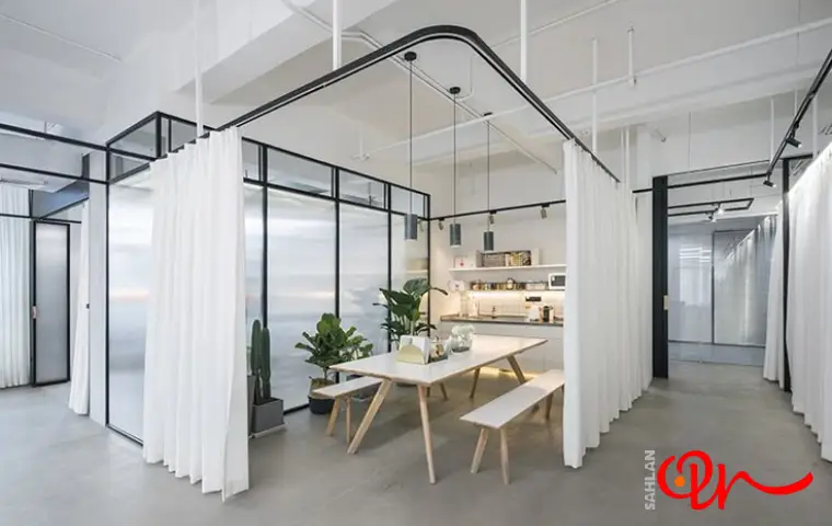 نصب پارتیشن که بدون آن میز و صندلی و گلدان چیده شده است